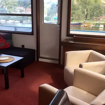 沃德尼克船屋酒店