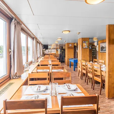 沃德尼克船屋酒店 3*