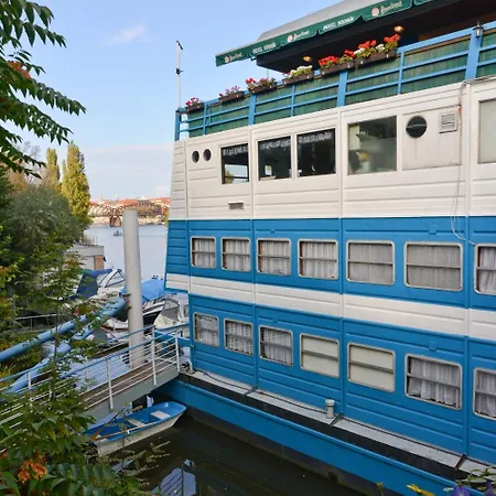 沃德尼克船屋酒店 3*