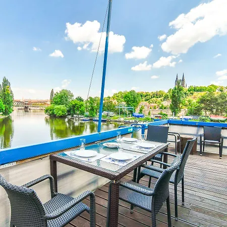 沃德尼克船屋酒店