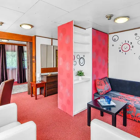 沃德尼克船屋酒店 船屋